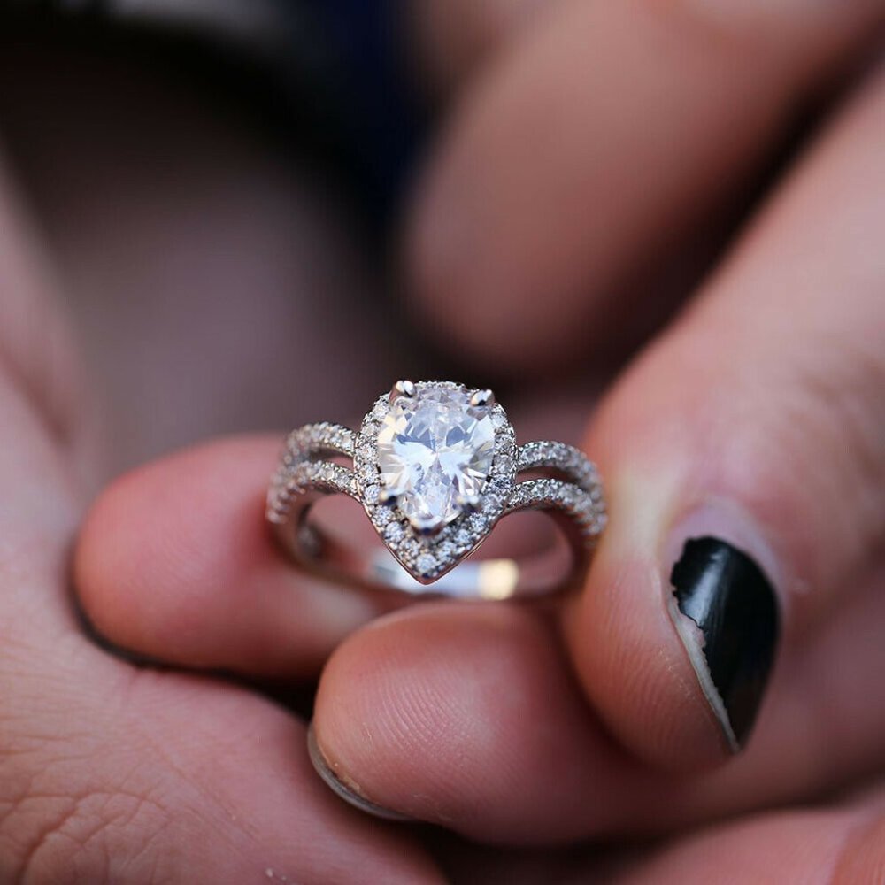 925 Silver Exquisite Pear Cut White Sapphire Ring - Picture 2 of 4